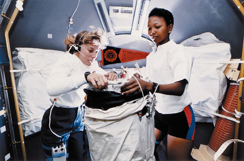 NASA astronaus Dr Jan Davis and Dr Mae Jemison on board of the STS-47 mission